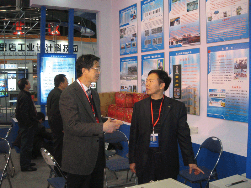 重慶高交會上，貴州省科技廳黨組成員、副廳長茍渝新和本公司總經理親切交談